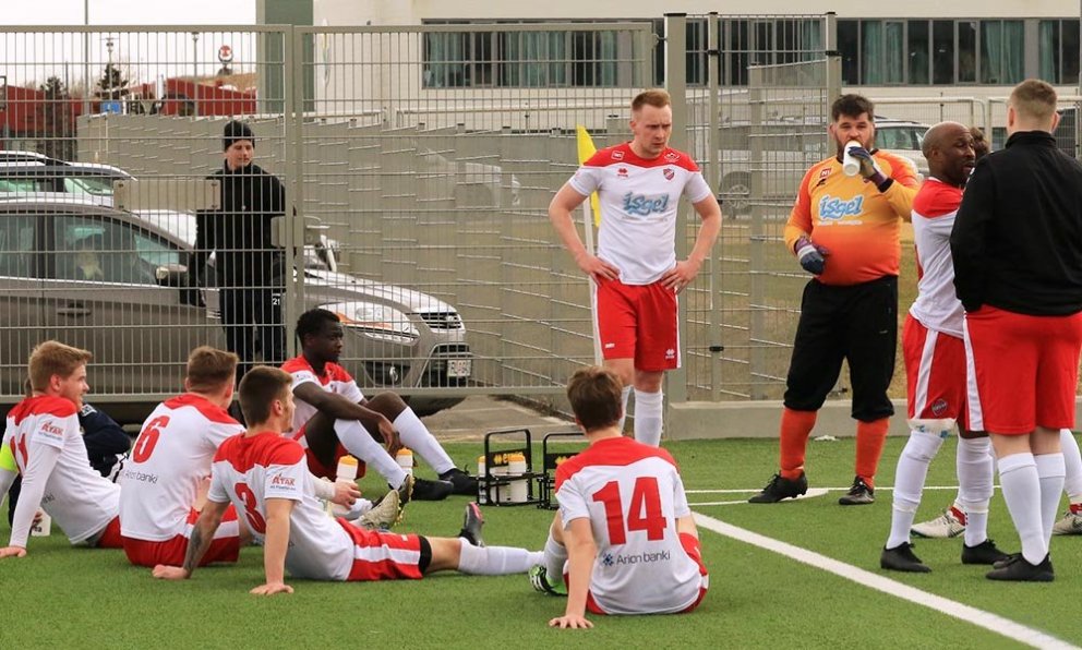 Ingvi Rafn fer yfir málin með sínum mönnum. MYND: JÓI SIGMARS