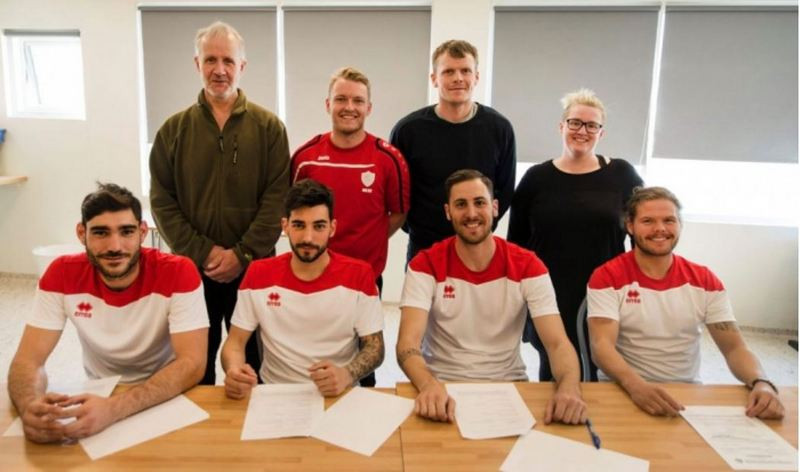Daniel Garcerán, Carlos Dominguez, Miguel Martínez og Hilmar Þór Kárason skrifa undir á lokadegi félagaskiptagluggans og stoltu meistaraflokksráði ásamt Þjálfaranum Hámundi Erni Helgasyni. Mynd: Kormákur/Hvöt.