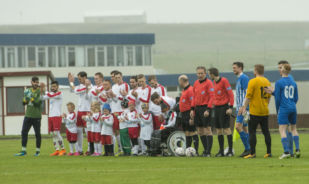 Börn í 8. flokki ásamt leikmönnum. Mynd: Róbert Daníel Jónsson