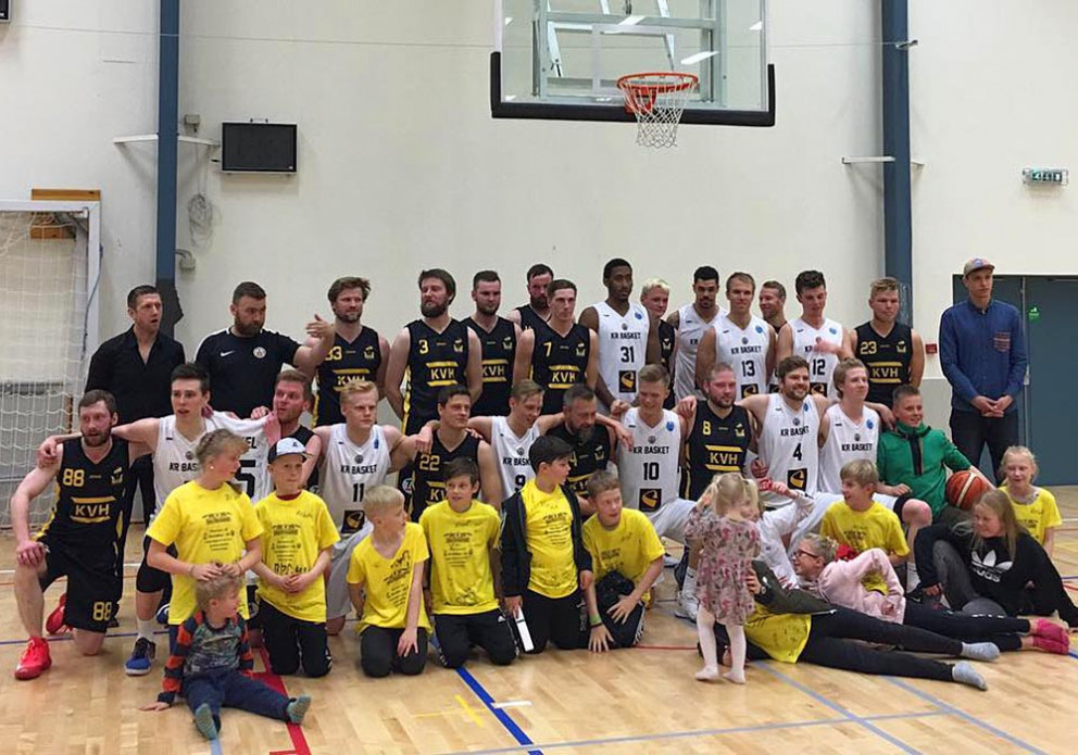 Leikmenn Kormáks og KR ásamt nokkrum sprækum stuðningsmönnum á Hvammstanga. MYND: BJARNI JÓNSSON