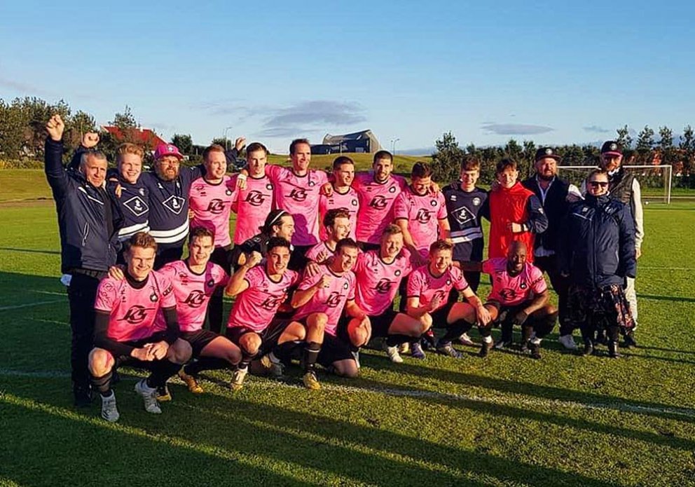 Sigurreift lið Kormáks/Hvatar að leik loknum nú undir kvöld. MYND: LEE ANN