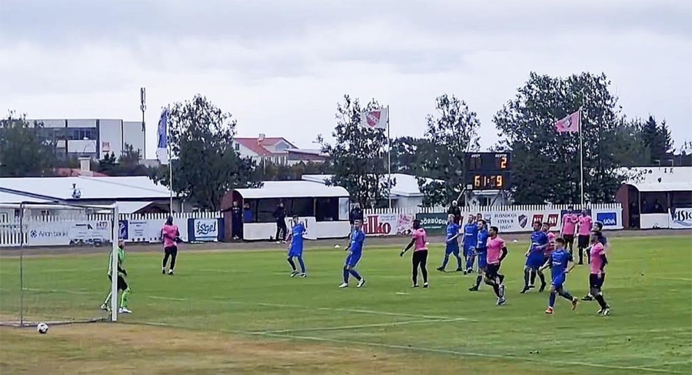 Boltinn smellur í þverslá Káramarksins eftir aukaspyrnu heimamenn í síðari hálfleik. SKJÁSKOT
