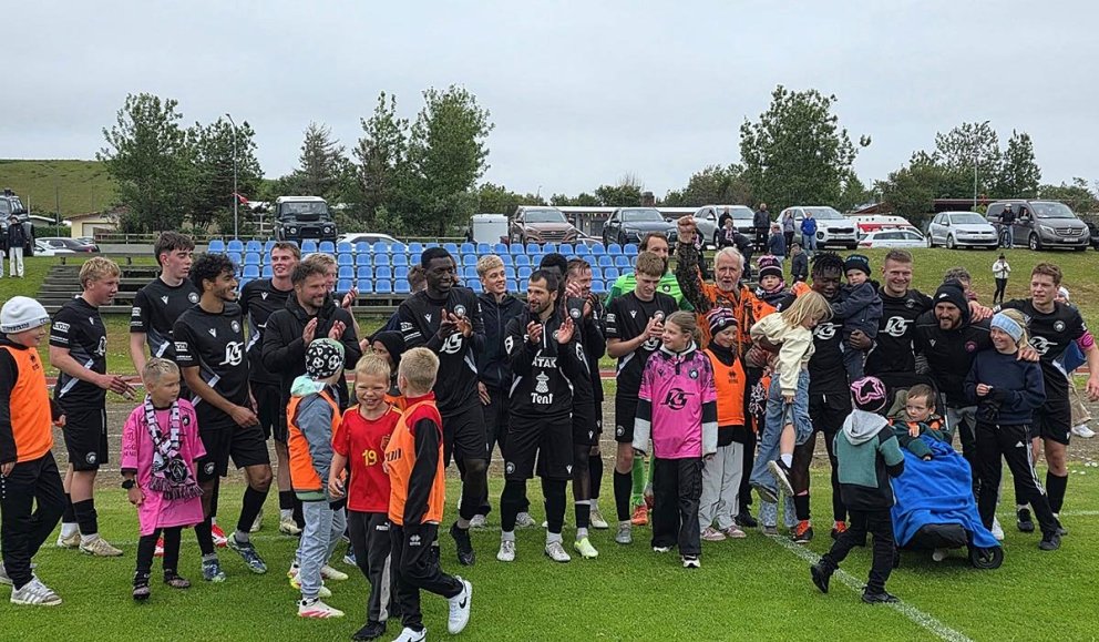 Húnvetningar fagna glæstum sigri í gær. MYND AF AÐDÁENDASÍÐU KORMÁKS