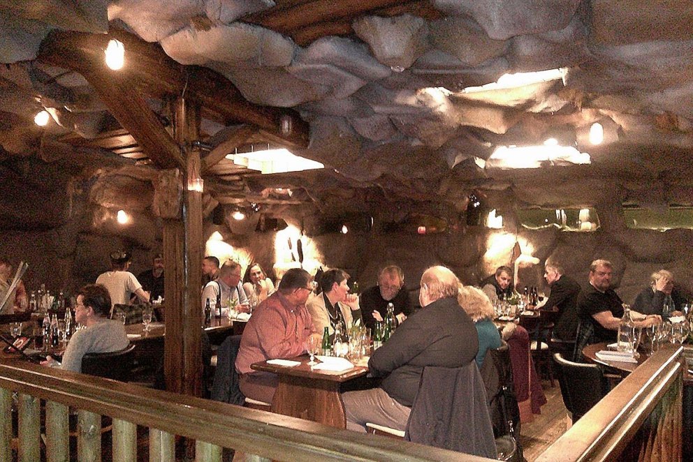 Þétt setinn bekkurinn í Eyvindarstofu á Blönduósi. MYND: VALLI