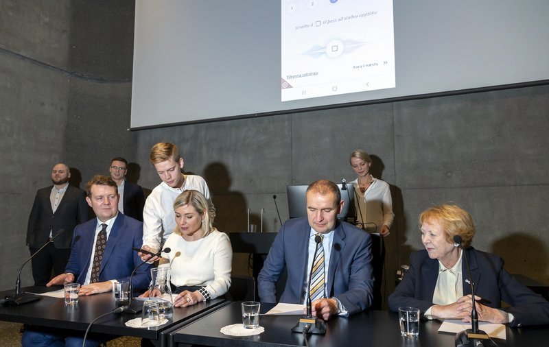 Halldór Benjamín Þorbergsson, framkvæmdastjóri Samtaka atvinnulífsins, Lilja Alfreðsdóttir, mennta- og menningarmálaráðherra, forseti Íslands, Guðni Th. Jóhannesson og Vigdís Finnbogadóttir, fyrrverandi forseti Íslands, lásu í gærmorgun inn á tölvuforrit sem safnar röddum Íslendinga til að nota í samskiptum við snjalltæki framtíðarinnar. Kristinn Ingvarsson.