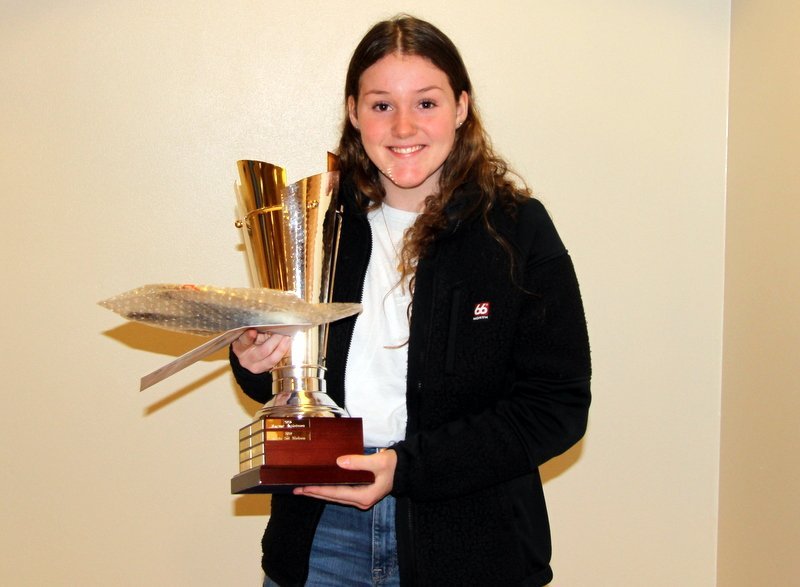 Krista Sól Nielsen með afreksbikar og viðurkenningarskjal. Mynd: PF.