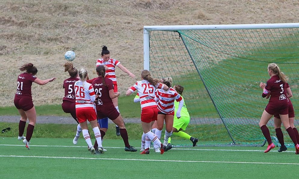 Krista (21) skallar að marki en boltinn small í slánni. MYND: ÓAB