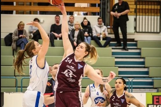 Kristín í uppkasti í leik Tindastóls og Hamars. Mynd: Hjalti Árna