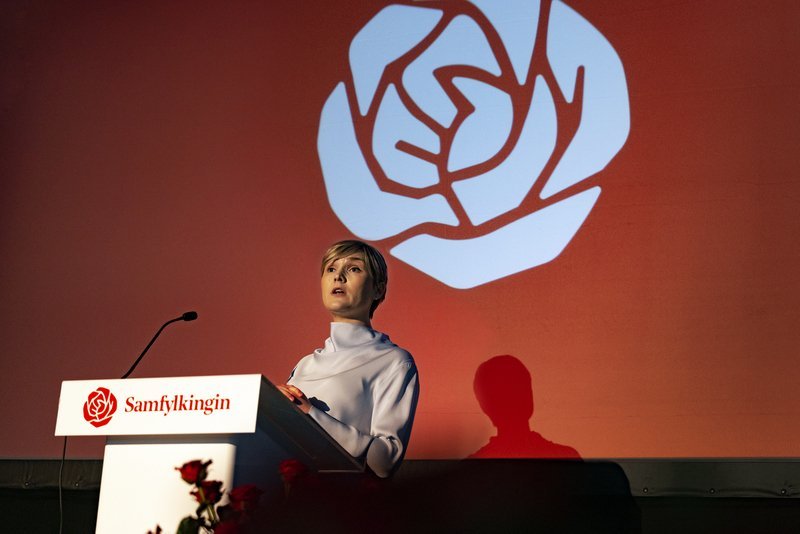 Kristrún Frostadóttir, formaður Samfylkingarinnar, í ræðustól á flokksstjórnarfundi sl. laugardag í Kaplakrika. Þar var m.a. nýtt merki flokksins kynnt, rauð rós, alþjóðlegt tákn sósíaldemókrata. Mynd: Baldur Kristjánsson.