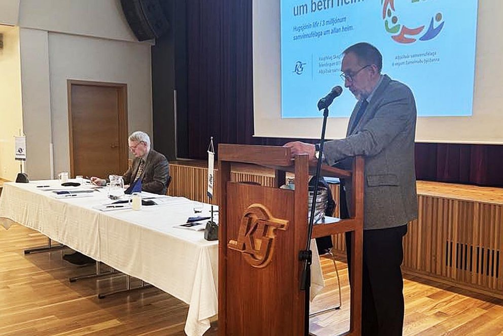 Bjarni Maronsson, stórnarformaður Kaupfélags Skagfirðinga, í pontu. MYND AÐSEND