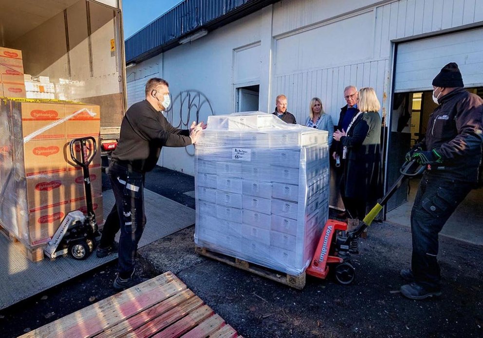 Frá afhendingu matvælanna í síðustu viku. MYND AF MBL.IS