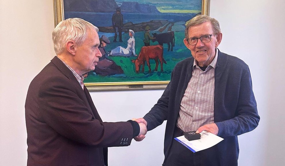 Þórólfur Gíslason kaupfélagsstjóri KS afhendir Jóni Adolf Guðjónssyni gullmerki KS.    MYND AÐSEND
