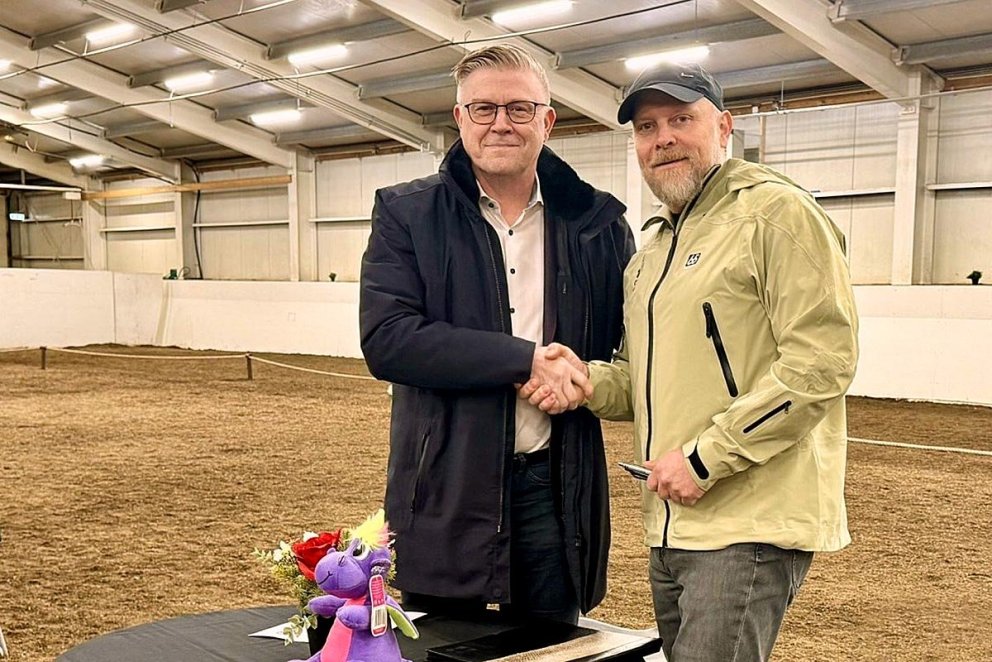 Sigurjón Rúnar Rafnsson, aðstoðarkaupfélagsstjóri Kaupfélags Skagfirðinga (KS) og Áskell Heiðar Ásgeirsson, framkvæmdastjóri Landsmóts handsala samninginn. MYND AF LANDSMÓI.IS