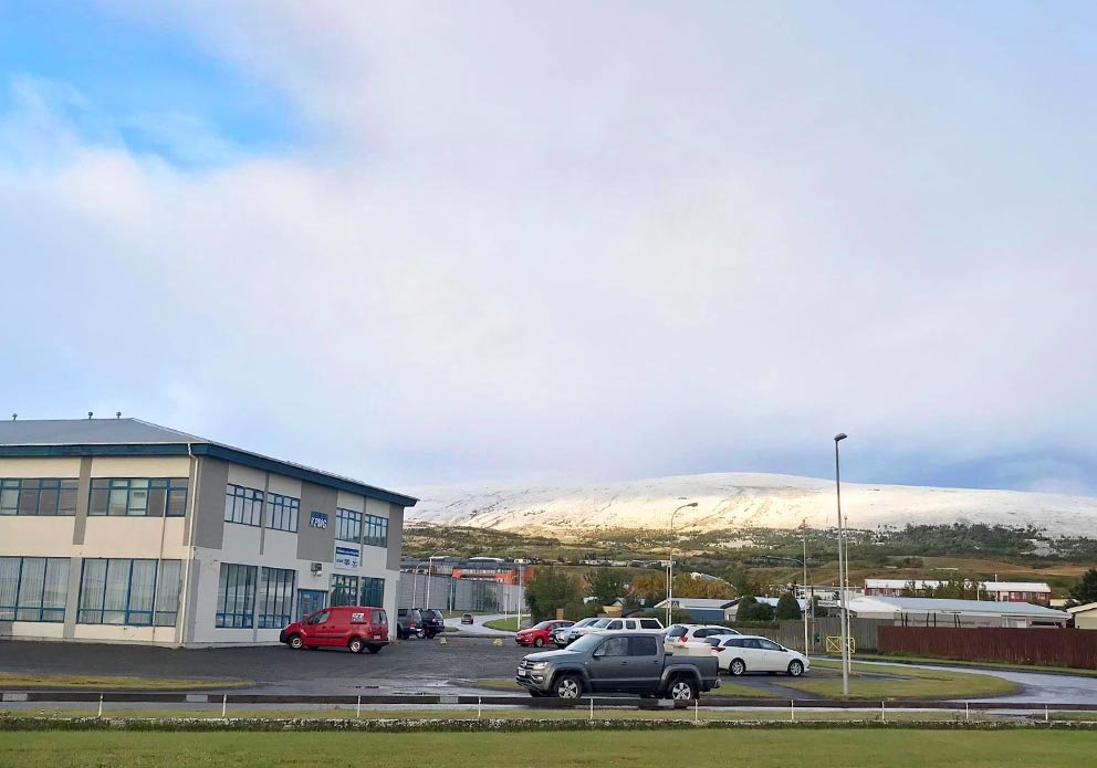 Fjallasýn frá höfuðstöðvum Feykis á Sauðárkróki nú í morgun. Snjór í fjöllum og nánast niður í byggð. MYND: ÓAB