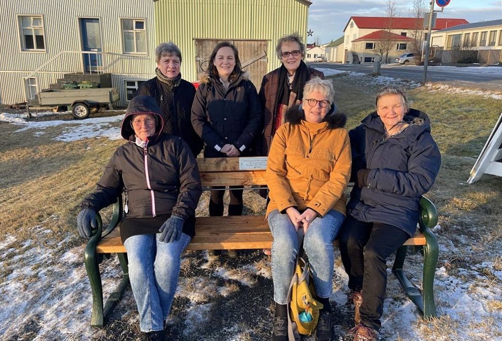 Félagskonur úr kvenfélaginu Björk við bekkinn góða. MYND AF VEF HÚNAÞINGS VESTRA