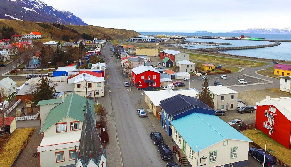 Kvöldopnun í Aðalgötunni teygir sig reyndar suður að ráðhúsinu. MYND AF FB