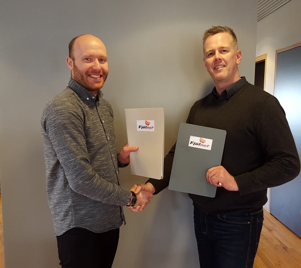 Sigurður Pálsson, rekstrarstjóri Fjölnets Reykjavík og Sveinn Rafn Eiðsson fjármálastjóri Lagardére handsala samningin. Mynd/Fjolnet