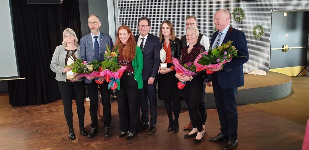 Ráðherra og verðlaunahafar. Mynd af heimasíðu atvinnuvega- og nýsköpunarráðuneytisins.