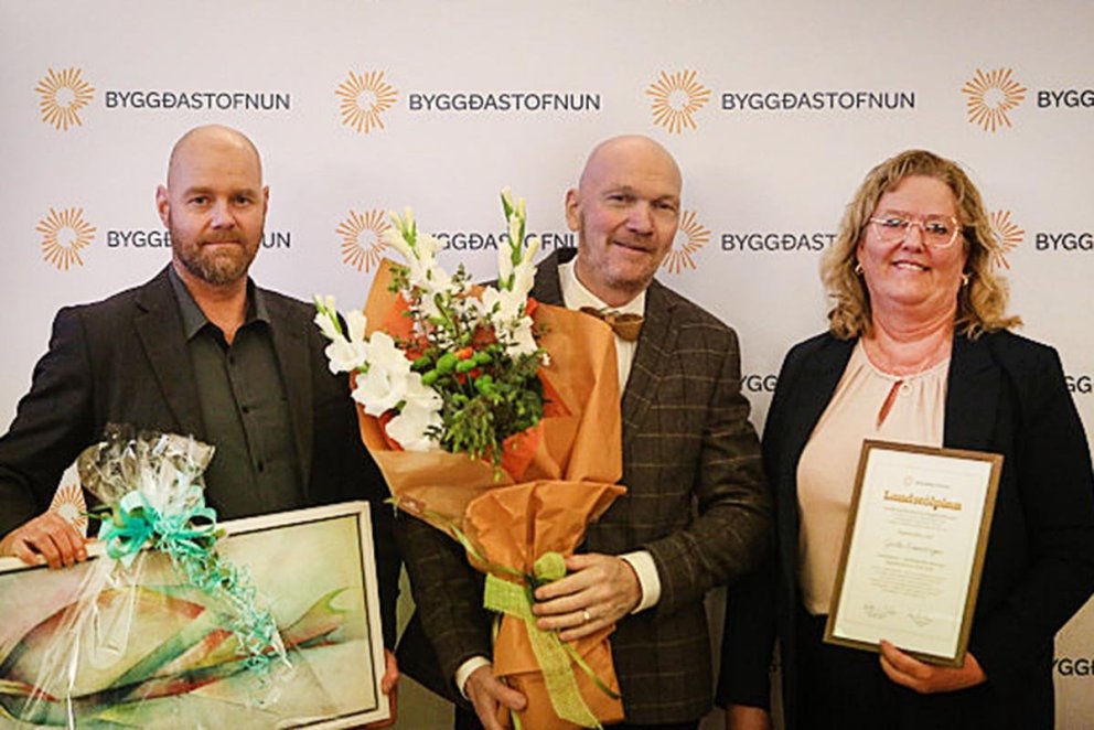 Andri Árna og Helga Harðar frá Byggðastofnun afhenda Gísla viðurkenninguna. MYND: BYGGÐASTOFNUN.IS