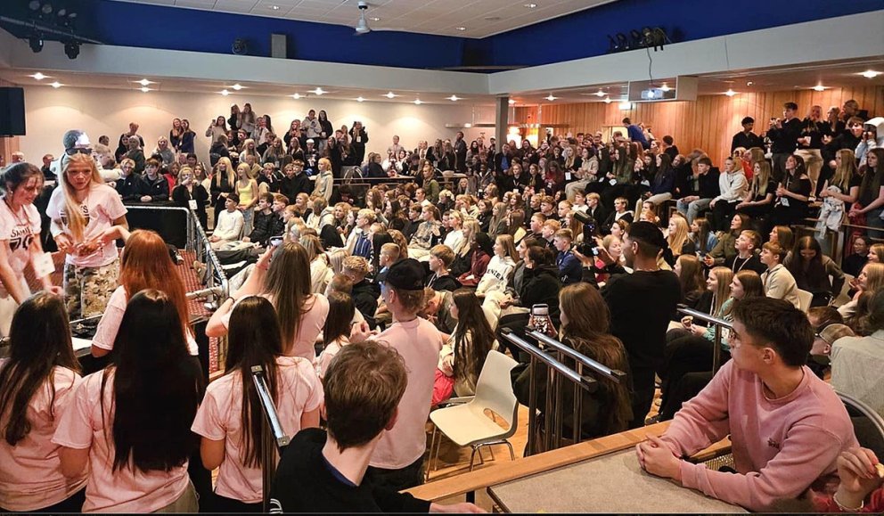 Hátt í 400 ungmenni auk um 100 starfsmanna félagsmiðstöðva voru mætt á Blönduós til að taka þátt í Landsmóti Samfés. Hér eru þau í Félagsheimilinu á Blönduósi. MYND: KRISTÍN INGIBJÖRG LÁRUSDÓTTIR