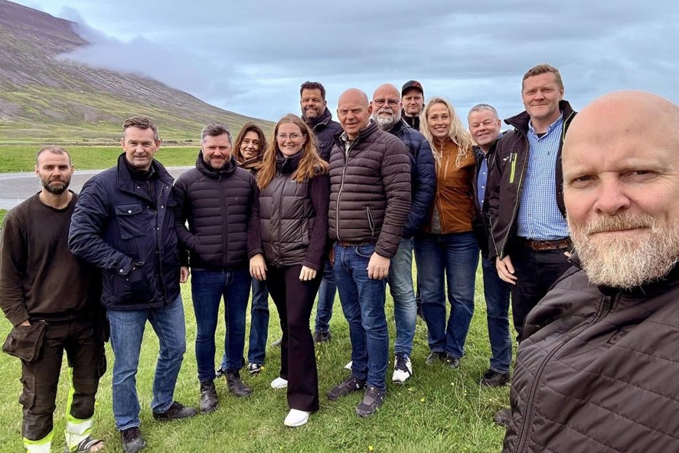 Framkvæmdanefnd Landsmóts hestamanna á Hólum 2026. Frá vinstri: Feykir Sveinsson, Víkingur Gunnarsson, Bjarni Jónasson, Hólmfríður Sveinsdóttir, Sigurlína Magnúsdóttir, Hilmar Guðmannsson, Elvar Einarsson, Hjörtur Bergstað, Hallgrímur Ingi Jónsson, Arna Björg Bjarnadóttir, Sigfús Ingi Sigfússon, Hjörvar Halldórsson og Áskell Heiðar Ásgeirsson. MYNDIR: ÁSKELL HEIÐAR