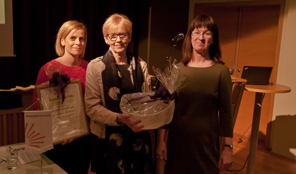 F.v.: Anna Lea Gestsdóttir, Ingibjörg Sigfúsdóttir og Sigríður Þorgrímsdóttir. Þær Anna Lea og Sigríður hafa veg og vanda af verkefninu Landstólpinn en Ingibjörg tók við viðurkenningunni fyrir hönd Álftagerðisbræðra og Stefáns. Mynd: Byggðastofnun.