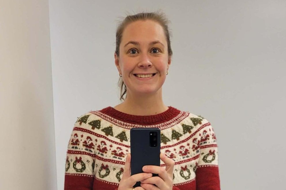 Lára Halla í jólapeysunni sem hún lauk við rétt fyrir Friðargöngu Árskóla á síðasta ári.
