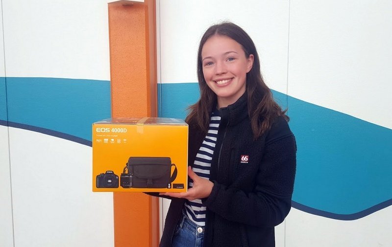 Laufey Harpa með sigurlauninn, Canon 4000 D myndavél, sem  Tengll og Origo gaf. Mynd af FB-síðu NFV.