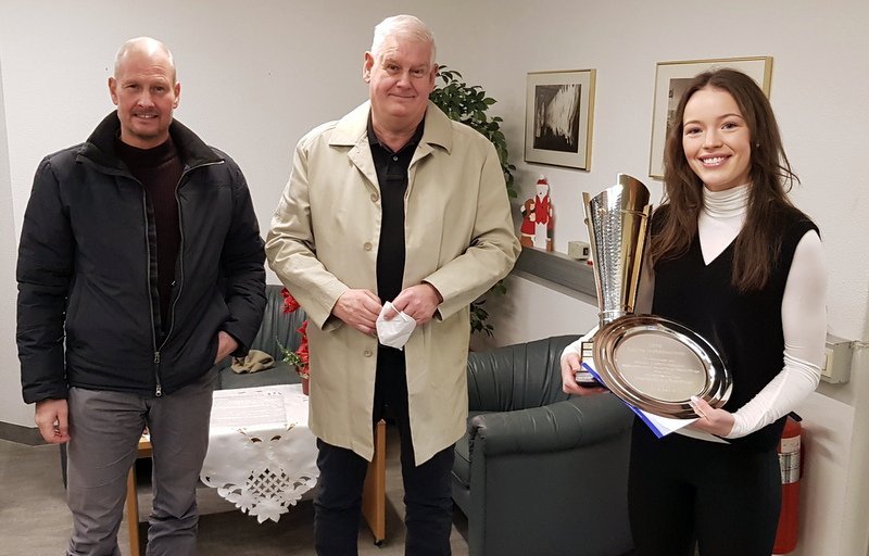 Frá afhendingu afreksbikars sem kenndur er við Stefán Guðmundsson, fyrrverandi stjórnarformann Kaupfélags Skagfirðinga, og konu hans, Hrafnhildi Stefánsdóttur. F.v. Stefán Vagn, Ómar Bragi og Laufey Harpa. Mynd: PF.