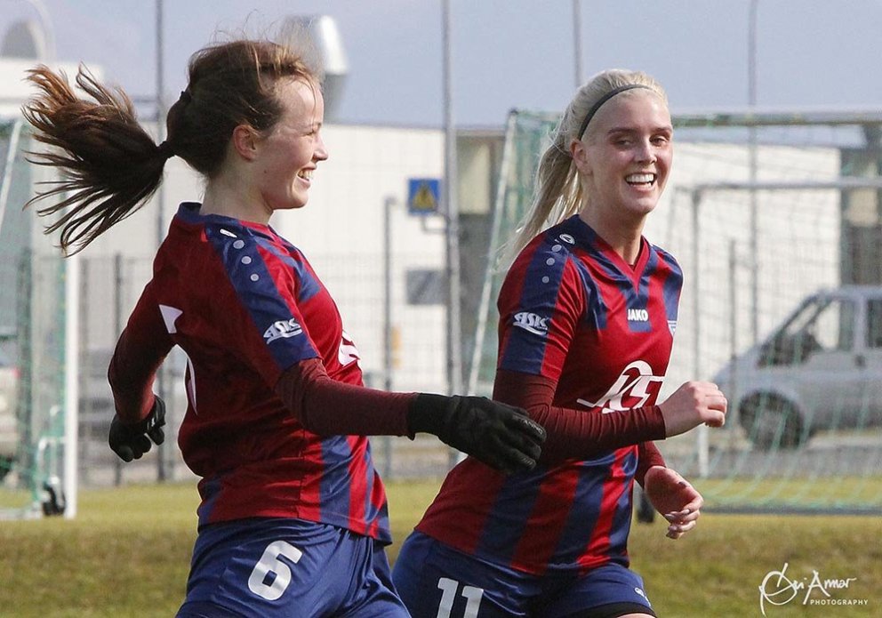 Layfey og Kolbrún fagna marki þeirrar fyrrnefndu. MYND: ÓAB