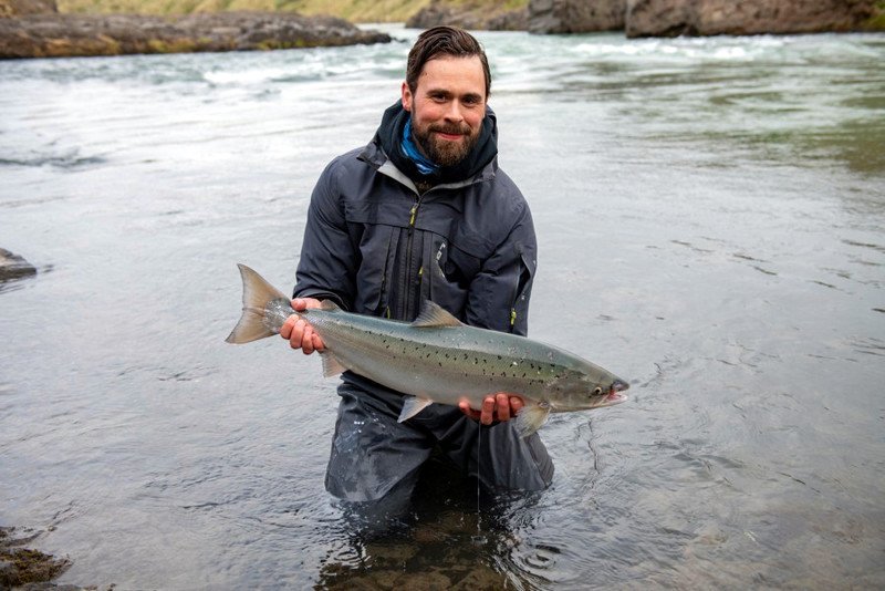 Brynjar Þór með fyrsta laxinn. Mynd: Höskuldur B. Erlingsson.