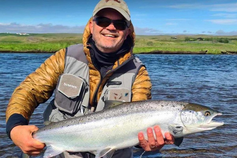 Sáttur veiðmaður í Miðfjarðará. MYND AF HÚNA.IS