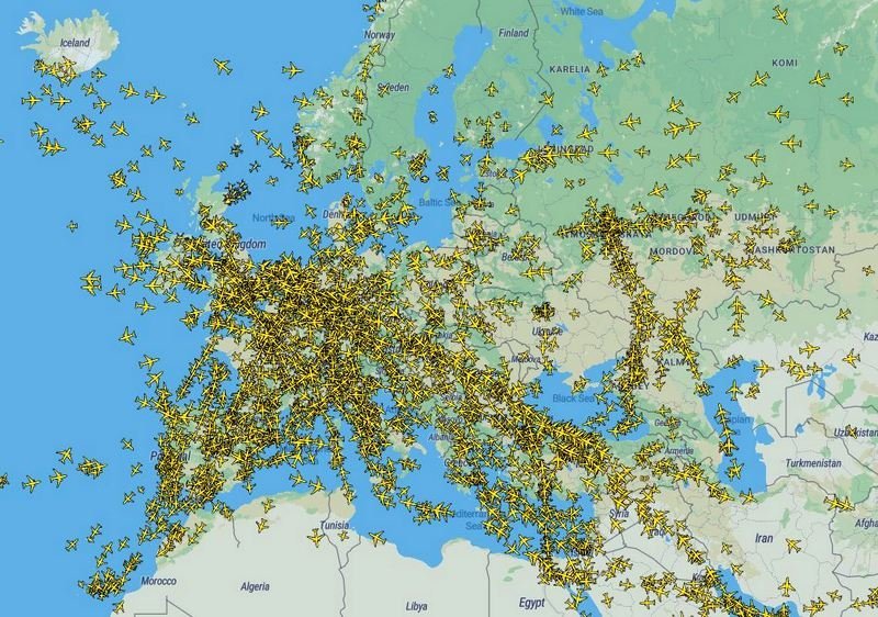 Flugumferð í morgunsárið. Mynd: planefinder.net.