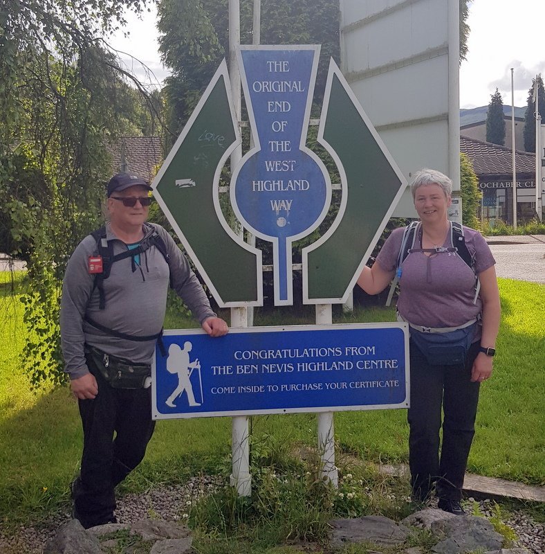 Leiðarahöfundur ásamt spússu sinni á leiðarenda West Highland Way í Fort William.