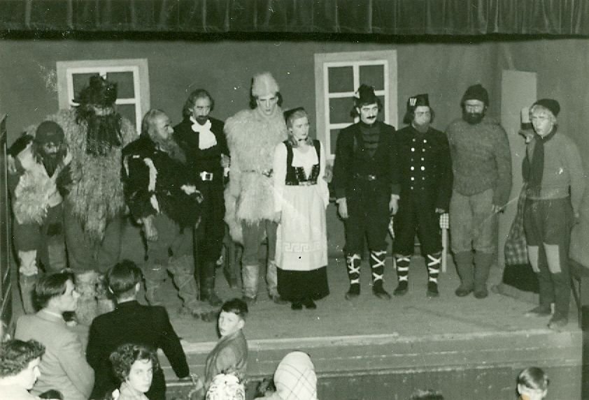 Myndin að ofan er úr sýningu félagsins á Skugga-Sveini árið 1954