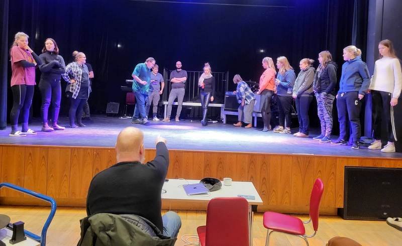 Ármann Guðmundsson leikstjóri ásamt leikurum Himins og jarðar. Aðsendar myndir.