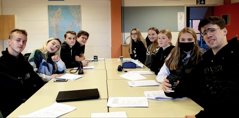 Hluti leikhóps FNV að lesa saman handrit að Vertu Perfekt þegar það var skrifað til enda. Pétur Guðjónsson, leikstjóri og höfundur, segir að þá hafi það verið lesið saman frá byrjun til að fá samfelluna. „Gaman að segja frá því að hópurinn, sem var búinn að lesa og æfa stóran hluta handrits, var mjög spenntur að vita hvernig verkið myndi enda. Þetta hefur maður ekki upplifað áður í æfingaferlinu.“ Aðsend mynd.