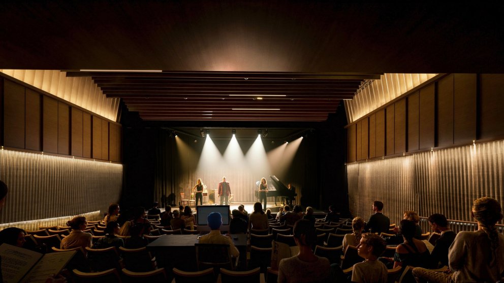 Svona kæmi sýningarsalurinn til með að líta út. Á neðri myndinni má sjá hvernig nýtt menningarhús tæki sig út í sumri og sól. AÐSENDAR MYNDIR