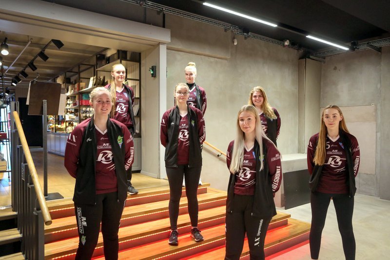 Þær sem skrifuðu undir í 1238 í gær Telma Ösp Einarsdóttir, Eva Rún Dagsdóttir, Katrín Eva Óladóttir, Marín Lind Ágústsdóttir, Hildur Heba Einarsdóttir, Kristín Halla Eiríksdóttir og Inga Sólveig Sigurðardóttir. Á myndina vantar Berglindi Ósk Skaptadóttur, Kristlaugu Evu Wium Elíasdóttur, Karen Lind Helgadóttur og Dominique Toussaint sem skrifuðu undir á öðrum vettvangi. Myndir af FB-síðu körfuknattleiksdeildar Tindastóls.