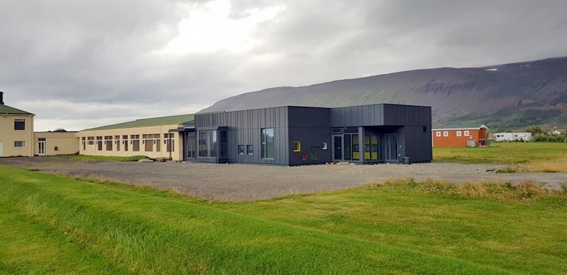 Nýr leikskóli var byggður við húsnæði Grunnskólans austan Vatna en lóðaframkvæmdir töfðust svo ákveðið var að bíða með flutning skólans. Mynd: FE.