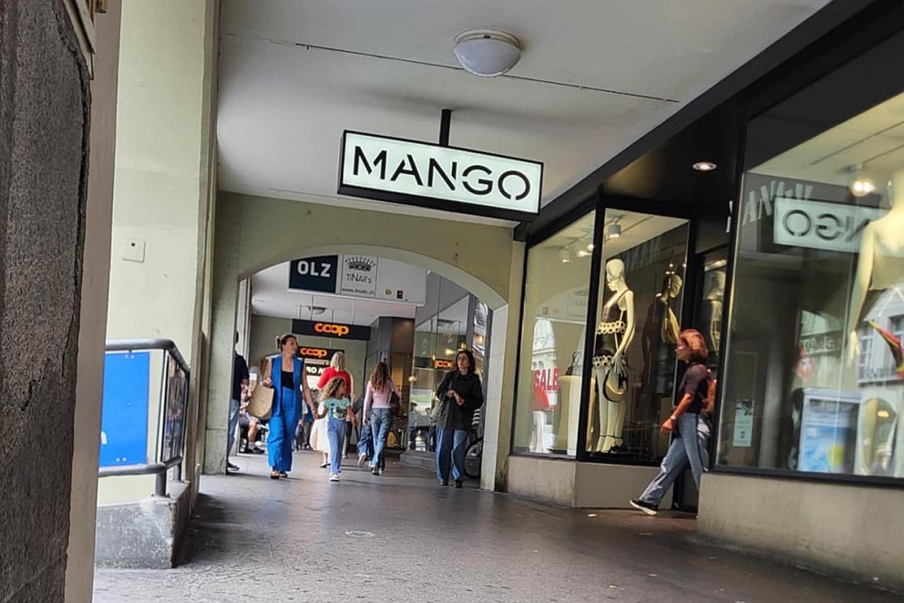 Leikvöllur dagsins hjá Palla og fjölskyldu er hvorki grænn né undir bláhimni. Hér að neðan eru síðan tvær myndir frá gærdeginum en þá sigraði Sviss lið Íslands með tveimur mörkum gegn engu. MYNDIR: PF