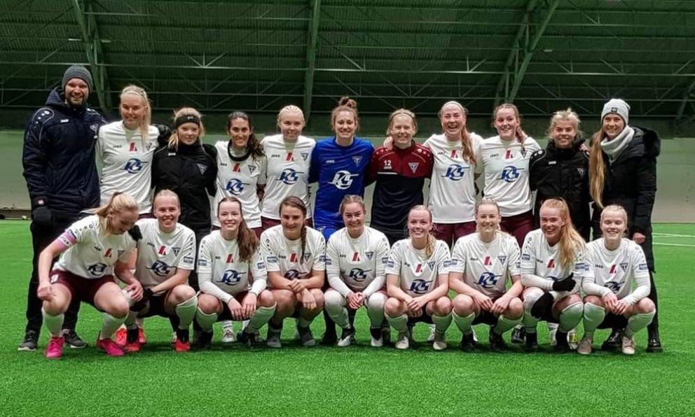 Stólastúlkur kampakátar í leikslok. Efri röð frá vinstri: Jónsi þjálfari, Lára Mist, Magnea Petra, Jackie, María Dögg, Amber, Margrét Rún, Bergljót, Krista Sól, Rakef Sjöfn og Kristrún. Neðri röð frá vinstri: Bryndís Rut, Aldís María, Laufey Harpa, Mur, Birna María, Sólveig, Hugrún, Agnes og Berglind. Á myndina vantar Guðna þjálfara, Hrafnhildi sem er fjarri góðu gamni sökum meiðsla og þá spiluðu Hallgerður, Anna Margrét, Eyvör og Lara Margrét með liðinu fyrri part sumars. Vonandi vantar Feyki ekki einhvern í upptalninguna en allir hafa gert sitt til að búa til sigurlið. Til hamingju allir Stólar – nær og fjær! MYND: GRÓA GUÐMUNDA