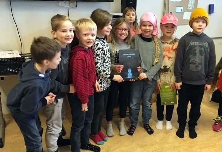 Krakkarnir í 2. bekk með viðurkenningu sína en þau voru bekkurinn sem las flestar bækur. Mynd: hofdaskoli.wixsite.com.