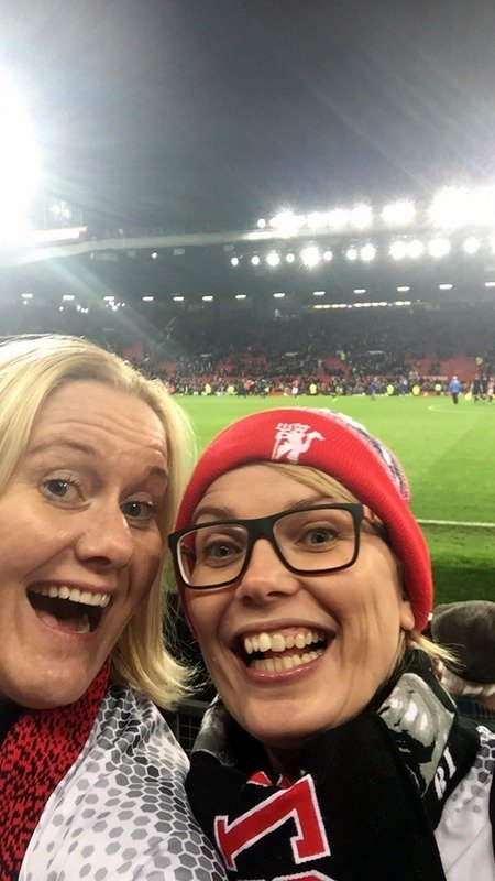 Halldóra Andrésdóttir og Marín Rós vinkona hennar á fyrsta leiknum sem hún fór á.