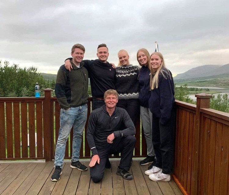 Hrafn með afkomendum á góðri stundu. Örn, Margeir, Eldey og tvíburarnir Katla og Hekla, sem hann vildi að fengju nöfnin Drangey og Málmey, með vísan í Skagfirskan uppruna þeirra, en það hlaut ekki brautargengi. „Svo hrapalega hefur mér misfarist uppeldið, að ekkert þeirra hefur ,,séð ljósið”, segir hann og á þá við að halda með rétta liðinu í Enska. Aðsend mynd.