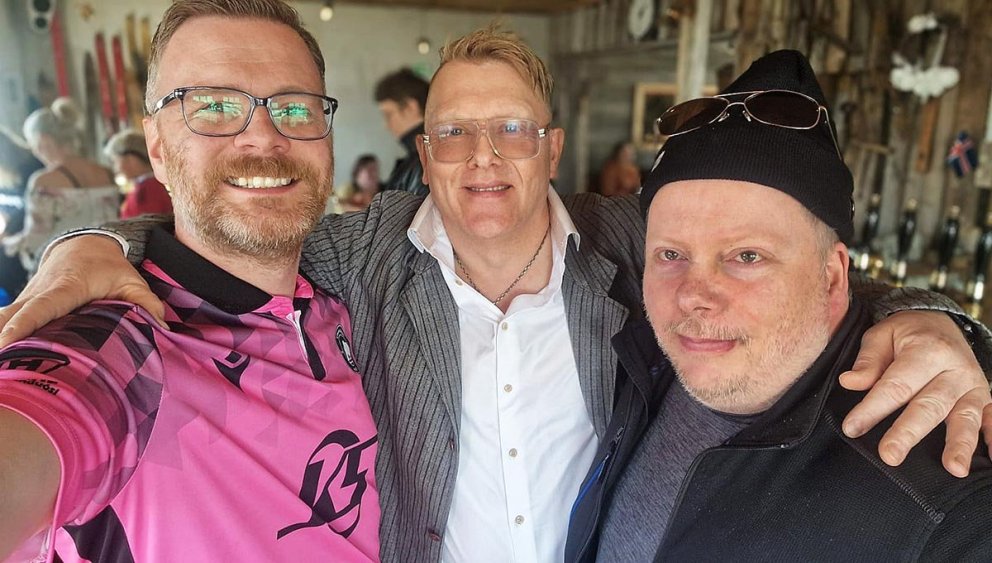 Árni Heiðar ásamt ónefndum heiðursmönnum á góðri stund fyrir leik Kormáks/Hvatar á Dalvík. Árni er lengst til hægri á myndinni. MYND AÐSEND