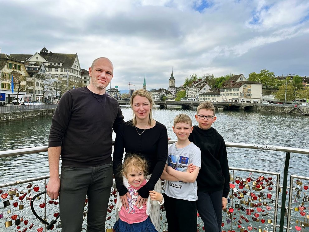 Einar Kári og Lilja Rún með börnin í útlöndum. MYND AÐSEND