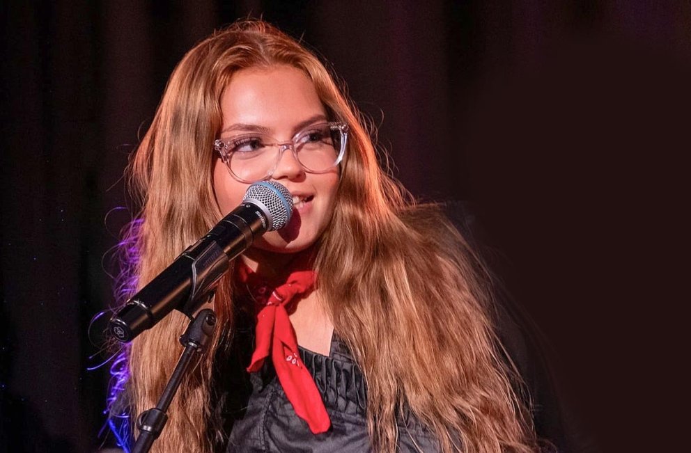 Lillý syngjandi með Danssveit Dósa á árshátíð VÍS. MYND AÐSEND