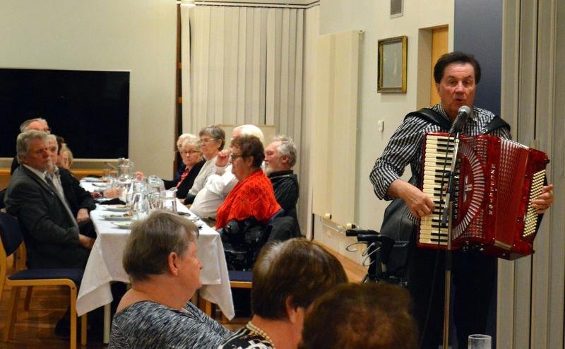 Geirmundur þenur nikkuna eins og honum er einum er lagið. Mynd af FB síðu Löngumýrar.