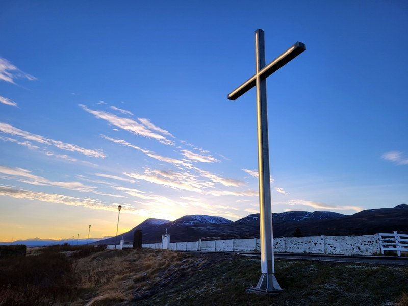 Nýr kross úr ryðfríu stáli tekur við af 60 ára gömlum ljósakrossi sem marga norðanáttina hefur staðið á brún Nafa við kirkjugarðinn á Sauðárkróki. Mynd: PF.